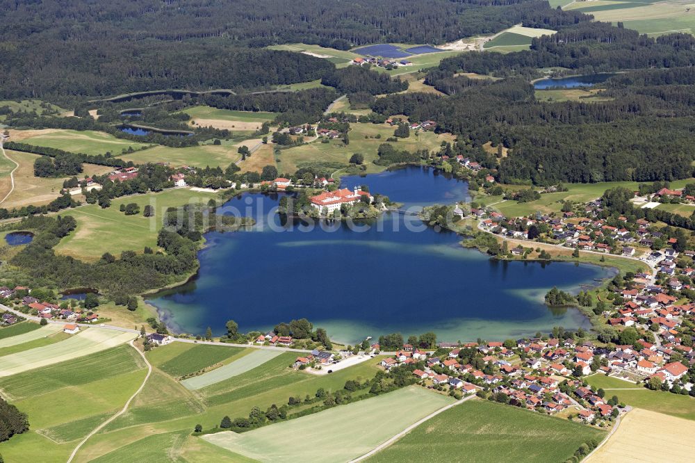 Seeon-Seebruck aus der Vogelperspektive: Dorfkern an den See- Uferbereichen des Klostersee in Seeon-Seebruck im Bundesland Bayern, Deutschland