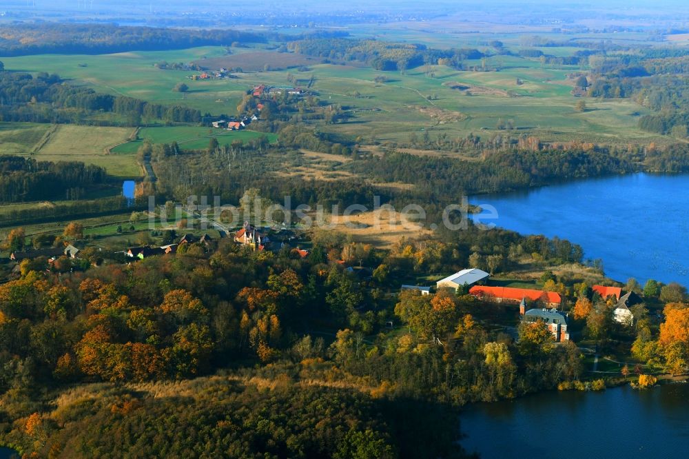 Prillwitz aus der Vogelperspektive: Dorfkern an den See- Uferbereichen des Lieps See in Prillwitz im Bundesland Mecklenburg-Vorpommern, Deutschland