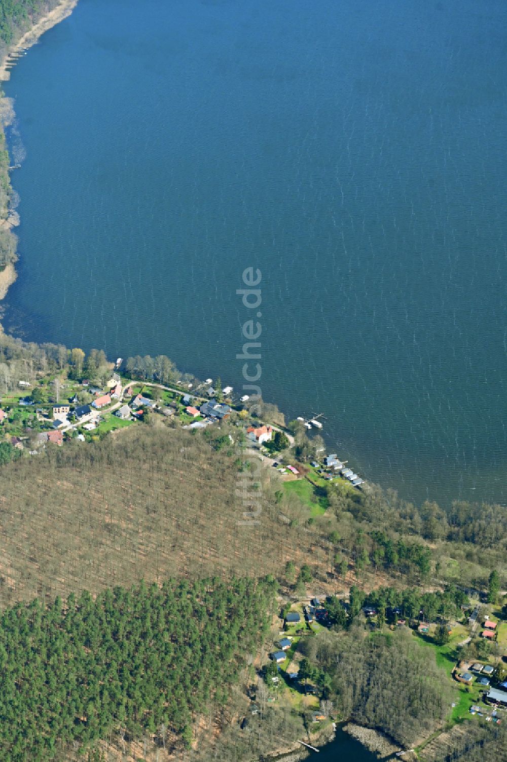 Linowsee aus der Vogelperspektive: Dorfkern an den See- Uferbereichen Linowsee in Linowsee im Bundesland Brandenburg, Deutschland