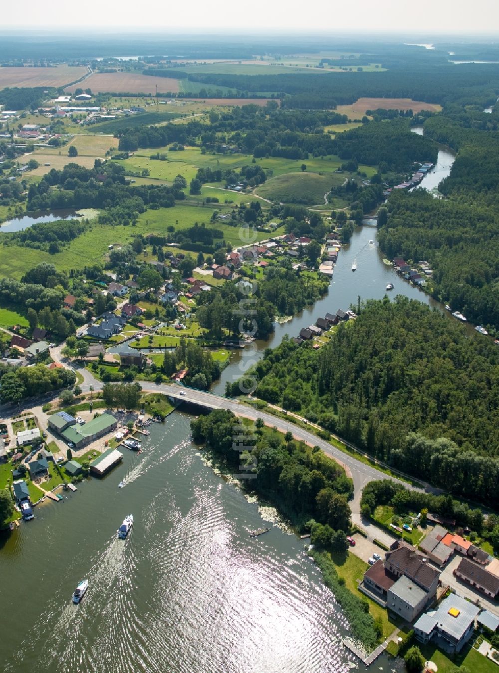 Luftaufnahme Mirow - Dorfkern an den See- Uferbereichen des Mirower Sees und der Schnellstraße 198 in Mirow im Bundesland Mecklenburg-Vorpommern