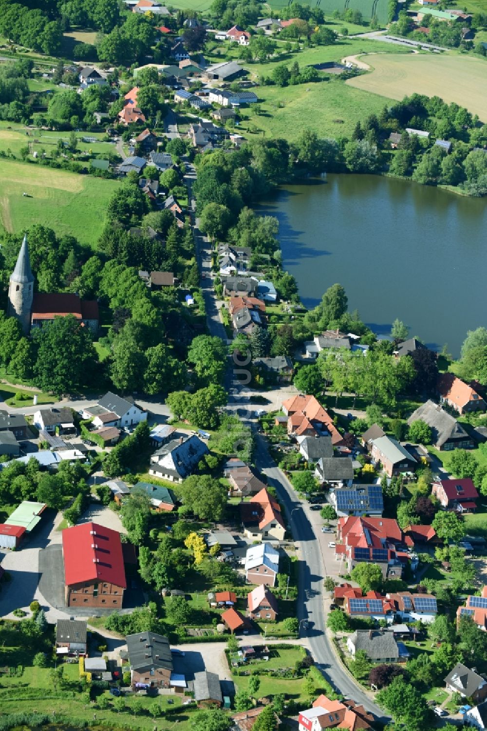 Luftaufnahme Neukirchen - Dorfkern an den See- Uferbereichen am Neukirchener See in Neukirchen im Bundesland Schleswig-Holstein, Deutschland