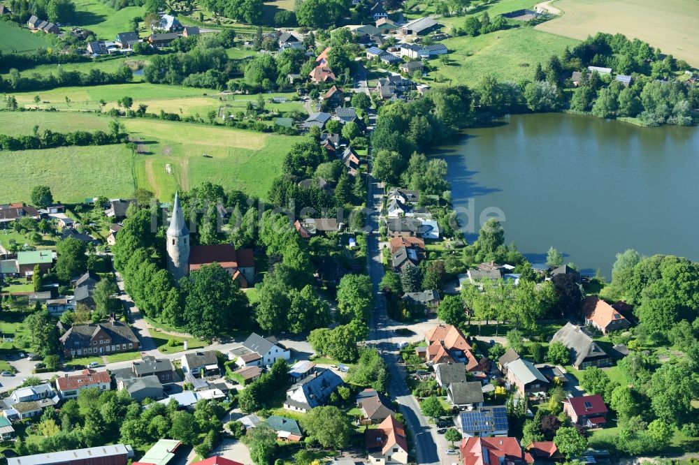 Neukirchen aus der Vogelperspektive: Dorfkern an den See- Uferbereichen am Neukirchener See in Neukirchen im Bundesland Schleswig-Holstein, Deutschland