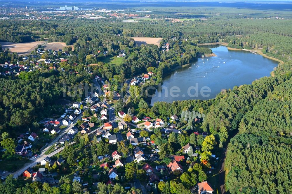 Luftaufnahme Petersdorf - Dorfkern an den See- Uferbereichen des Petersdorfer See in Petersdorf im Bundesland Brandenburg, Deutschland