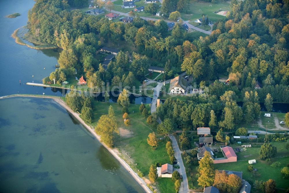 Luftbild Lenz-Süd - Dorfkern an den See- Uferbereichen des Plauer See in Lenz-Süd im Bundesland Mecklenburg-Vorpommern, Deutschland