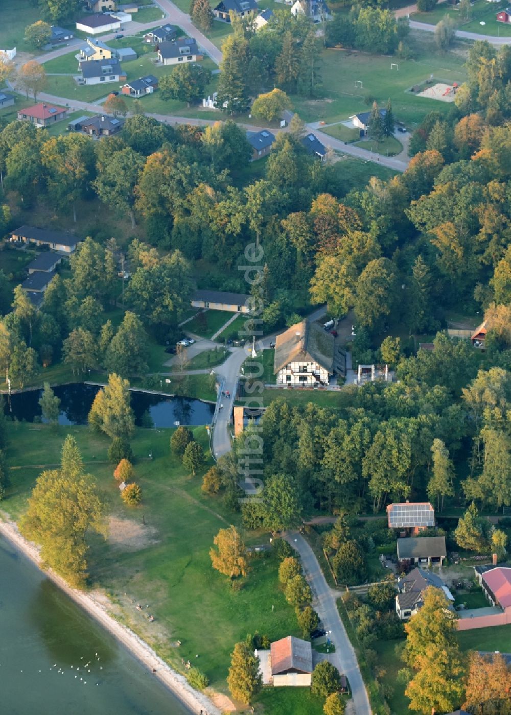 Luftbild Lenz-Süd - Dorfkern an den See- Uferbereichen des Plauer See in Lenz-Süd im Bundesland Mecklenburg-Vorpommern, Deutschland