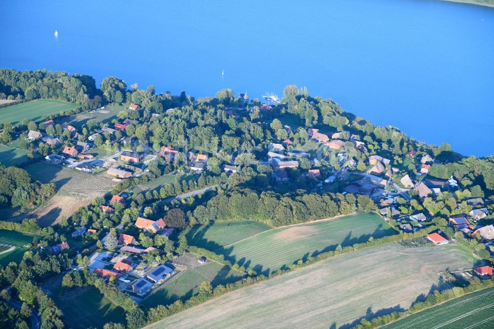 Luftaufnahme Buchholz - Dorfkern an den See- Uferbereichen des Ratzeburger See in Buchholz im Bundesland Schleswig-Holstein, Deutschland