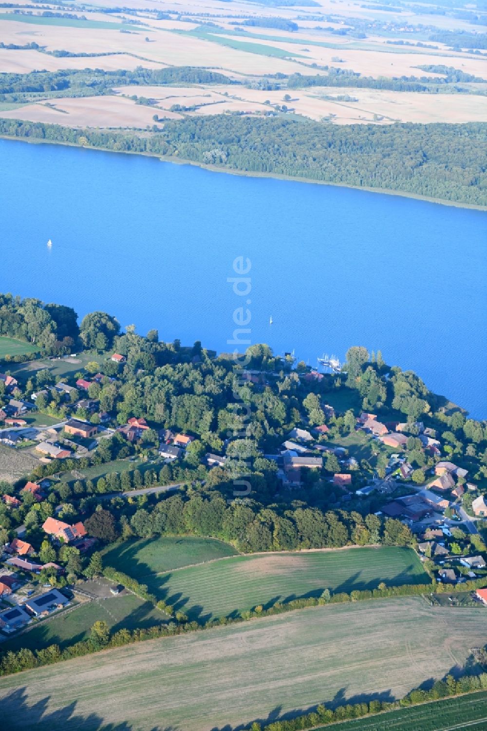 Buchholz von oben - Dorfkern an den See- Uferbereichen des Ratzeburger See in Buchholz im Bundesland Schleswig-Holstein, Deutschland