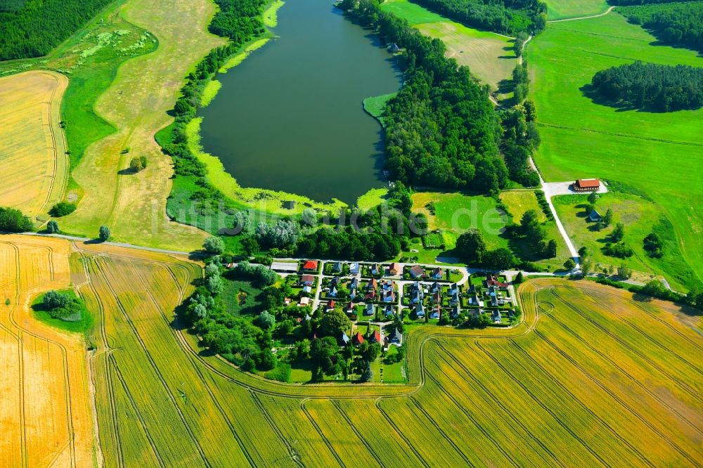 Luftbild Zettemin - Dorfkern an den See- Uferbereichen des Rützenfelder See in Zettemin im Bundesland Mecklenburg-Vorpommern, Deutschland