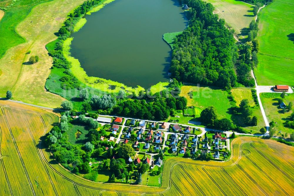 Luftaufnahme Zettemin - Dorfkern an den See- Uferbereichen des Rützenfelder See in Zettemin im Bundesland Mecklenburg-Vorpommern, Deutschland