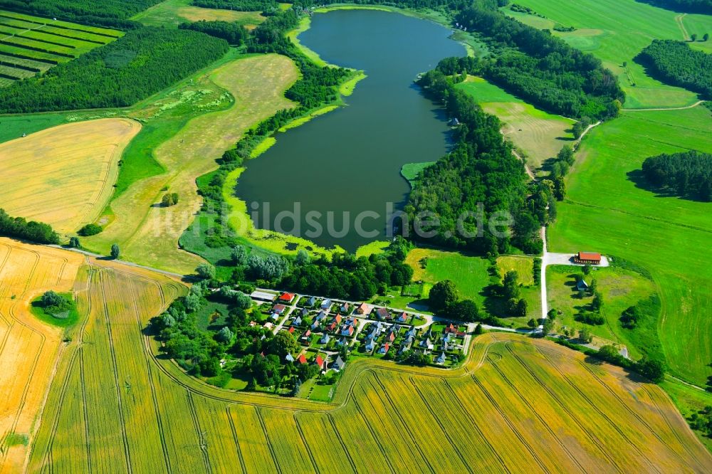 Zettemin von oben - Dorfkern an den See- Uferbereichen des Rützenfelder See in Zettemin im Bundesland Mecklenburg-Vorpommern, Deutschland