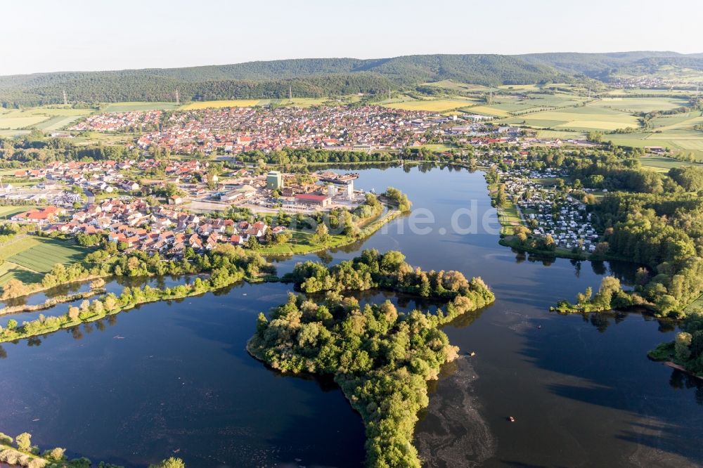 Sand am Main aus der Vogelperspektive: Dorfkern an den See- Uferbereichen des Sander Baggerseees in Sand am Main im Bundesland Bayern, Deutschland