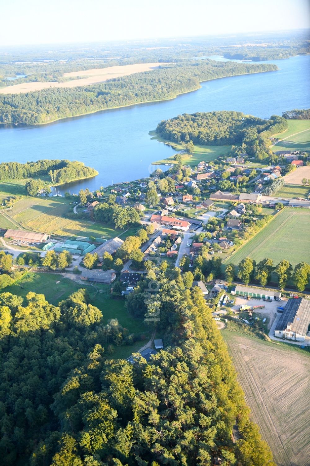 Groß Zecher aus der Vogelperspektive: Dorfkern an den See- Uferbereichen des Schaalsee in Groß Zecher im Bundesland Schleswig-Holstein, Deutschland