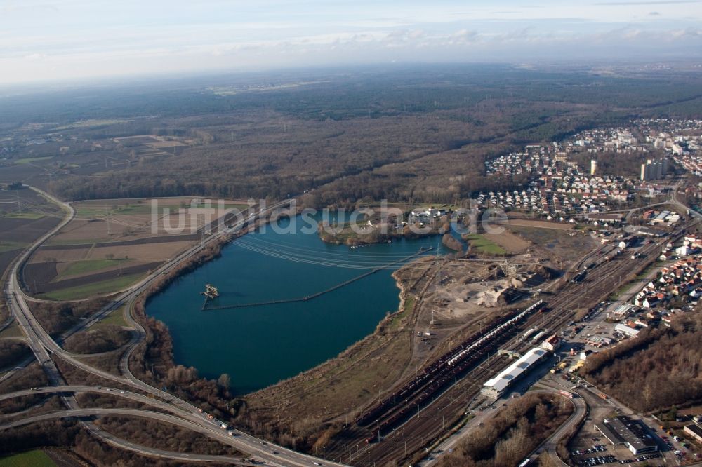 Wörth am Rhein von oben - Dorfkern an den See- Uferbereichen des Schauffele See am Bahnhof in Wörth am Rhein im Bundesland Rheinland-Pfalz