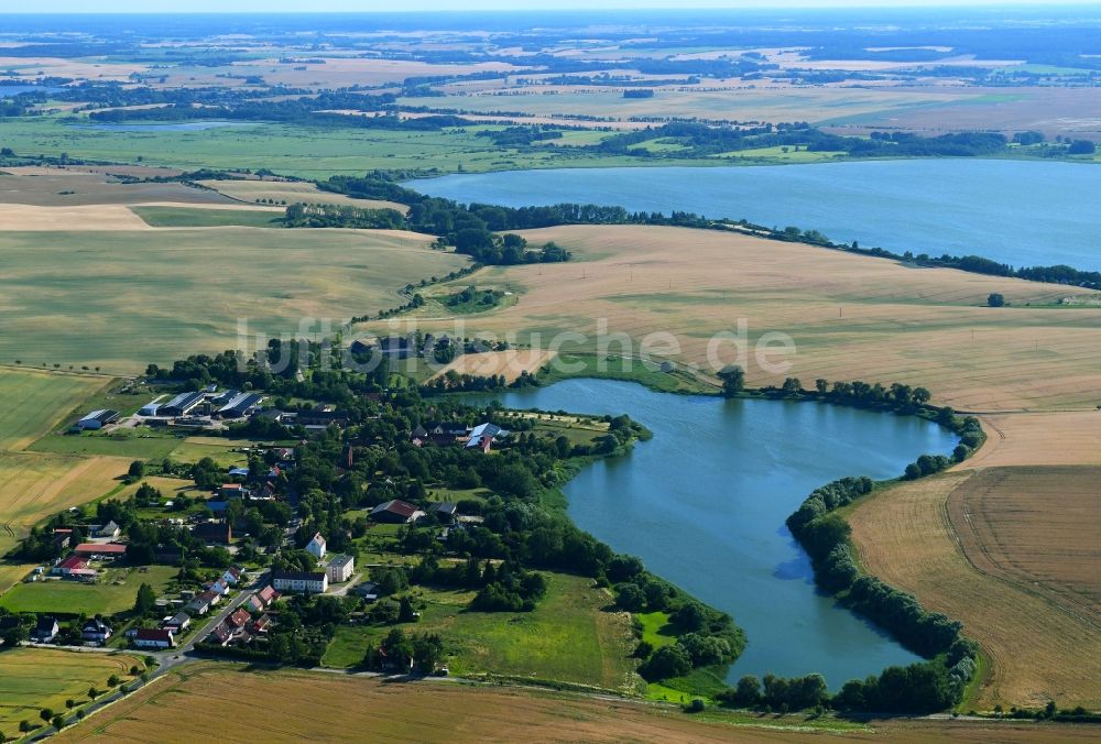 Seelübbe aus der Vogelperspektive: Dorfkern an den See- Uferbereichen des Seelübber See in Seelübbe im Bundesland Brandenburg, Deutschland