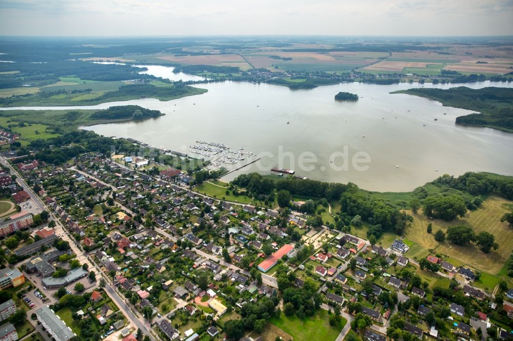 Luftaufnahme Rechlin - Dorfkern an den See- Uferbereichen des Sees Kleine Müritz in Rechlin im Bundesland Mecklenburg-Vorpommern