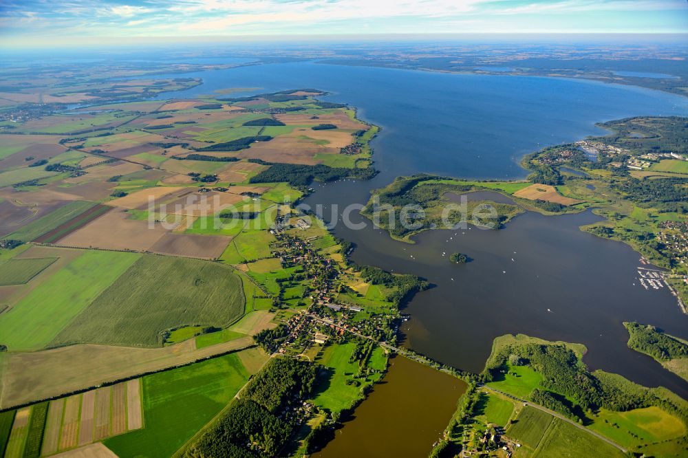 Vipperow aus der Vogelperspektive: Dorfkern an den See- Uferbereichen des Sees Kleine Müritz in Vipperow im Bundesland Mecklenburg-Vorpommern, Deutschland