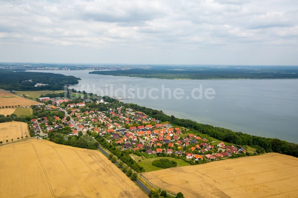 Luftaufnahme Klink - Dorfkern an den See- Uferbereichen des Sees Müritz in Klink im Bundesland Mecklenburg-Vorpommern