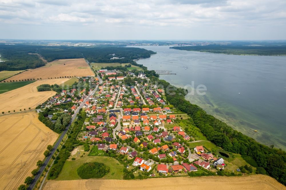 Klink von oben - Dorfkern an den See- Uferbereichen des Sees Müritz in Klink im Bundesland Mecklenburg-Vorpommern