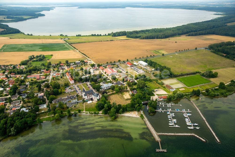 Luftaufnahme Klink - Dorfkern an den See- Uferbereichen des Sees Müritz und dem Kölpinsee im Hintergrund in Klink im Bundesland Mecklenburg-Vorpommern