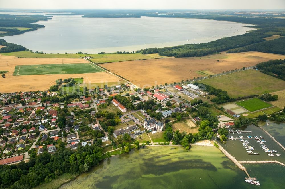 Klink von oben - Dorfkern an den See- Uferbereichen des Sees Müritz und dem Kölpinsee im Hintergrund in Klink im Bundesland Mecklenburg-Vorpommern