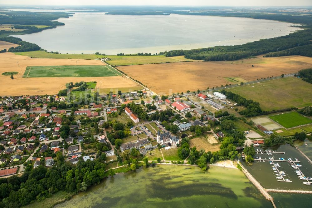 Klink aus der Vogelperspektive: Dorfkern an den See- Uferbereichen des Sees Müritz und dem Kölpinsee im Hintergrund in Klink im Bundesland Mecklenburg-Vorpommern