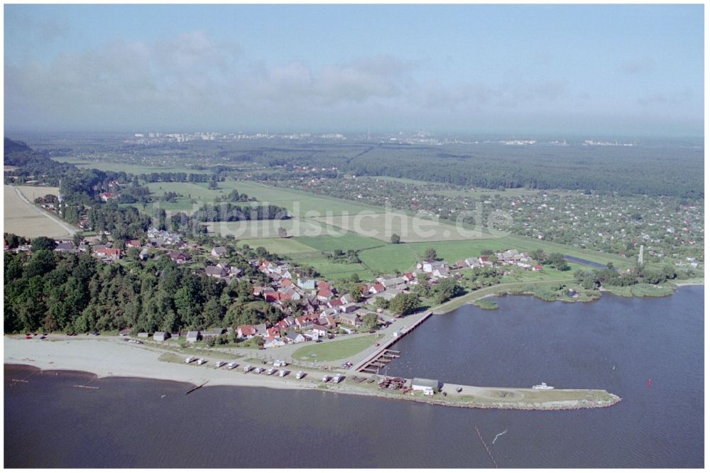 Luftbild Kamminke - Dorfkern an den See- Uferbereichen des Stettiner Haff in Kamminke auf Usedom im Bundesland Mecklenburg-Vorpommern, Deutschland