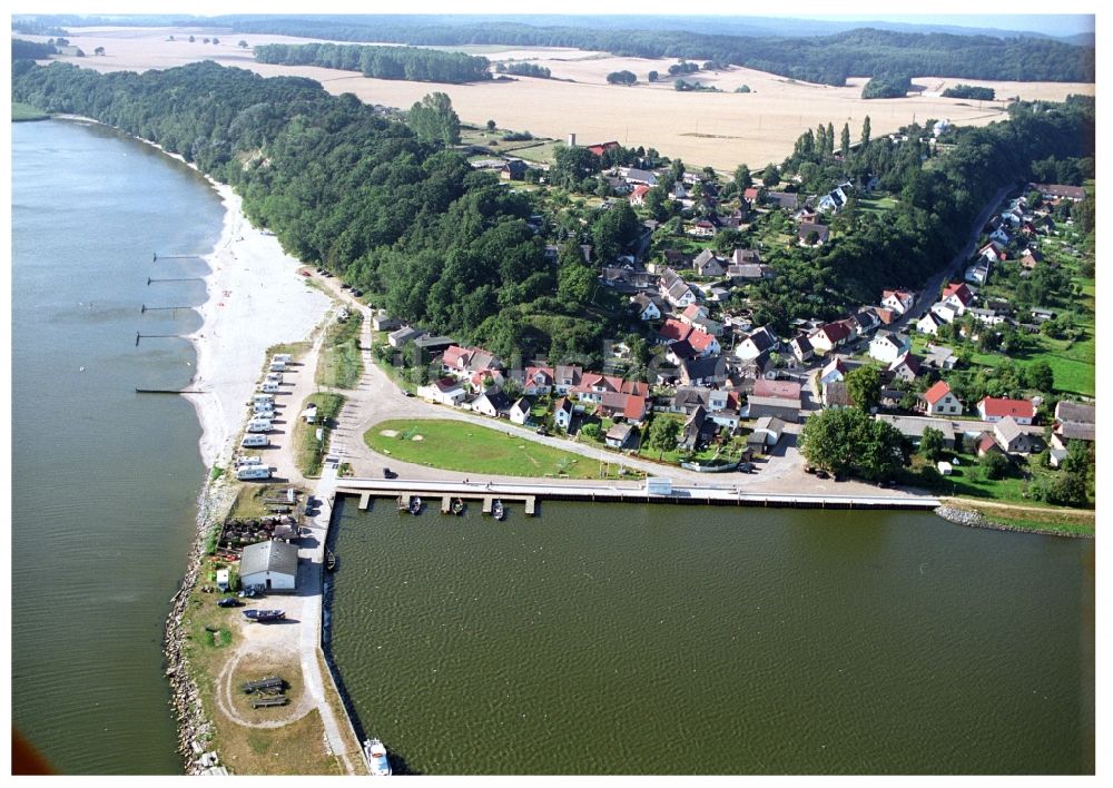 Luftbild Kamminke - Dorfkern an den See- Uferbereichen des Stettiner Haff in Kamminke auf Usedom im Bundesland Mecklenburg-Vorpommern, Deutschland