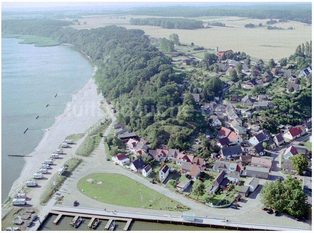 Luftaufnahme Kamminke - Dorfkern an den See- Uferbereichen des Stettiner Haff in Kamminke auf Usedom im Bundesland Mecklenburg-Vorpommern, Deutschland