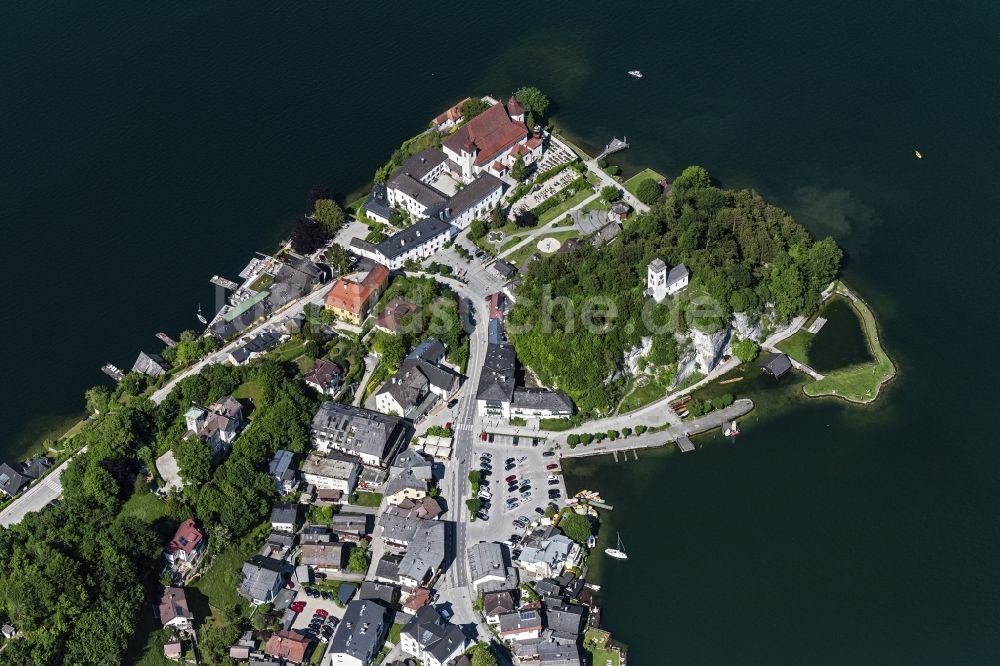 Traunkirchen aus der Vogelperspektive: Dorfkern an den See- Uferbereichen des Traunsee in Traunkirchen in Oberösterreich, Österreich