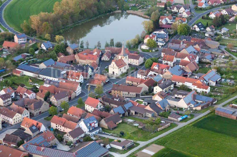 Sulzheim aus der Vogelperspektive: Dorfkern an den See- Uferbereichen des Vögniter Sees im Ortsteil Mönchstockheim in Sulzheim im Bundesland Bayern, Deutschland