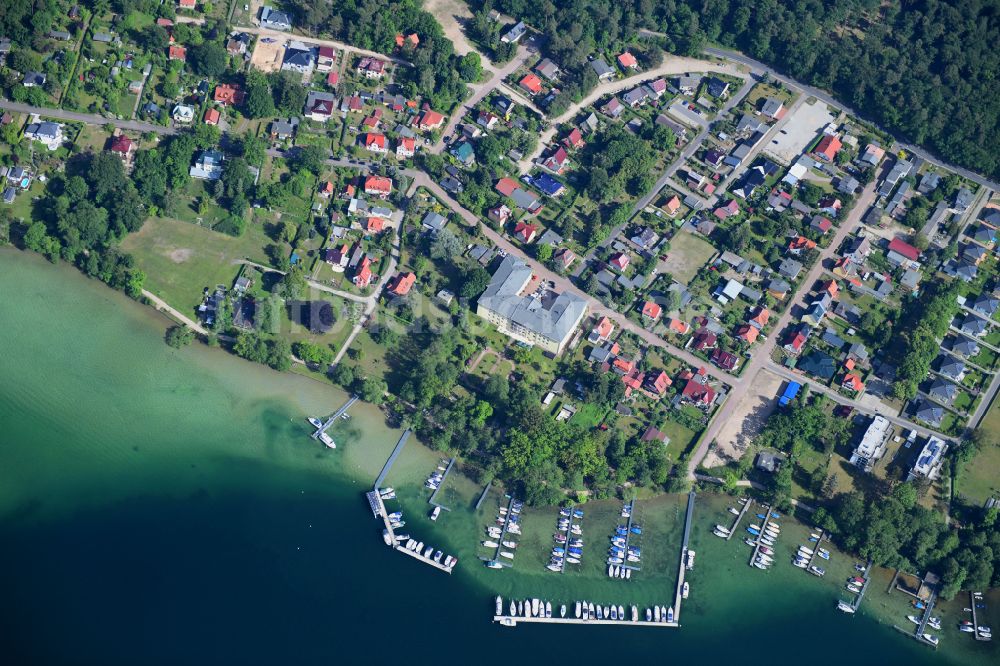 Altenhof aus der Vogelperspektive: Dorfkern an den See- Uferbereichen des Werbellinsee in Altenhof im Bundesland Brandenburg, Deutschland