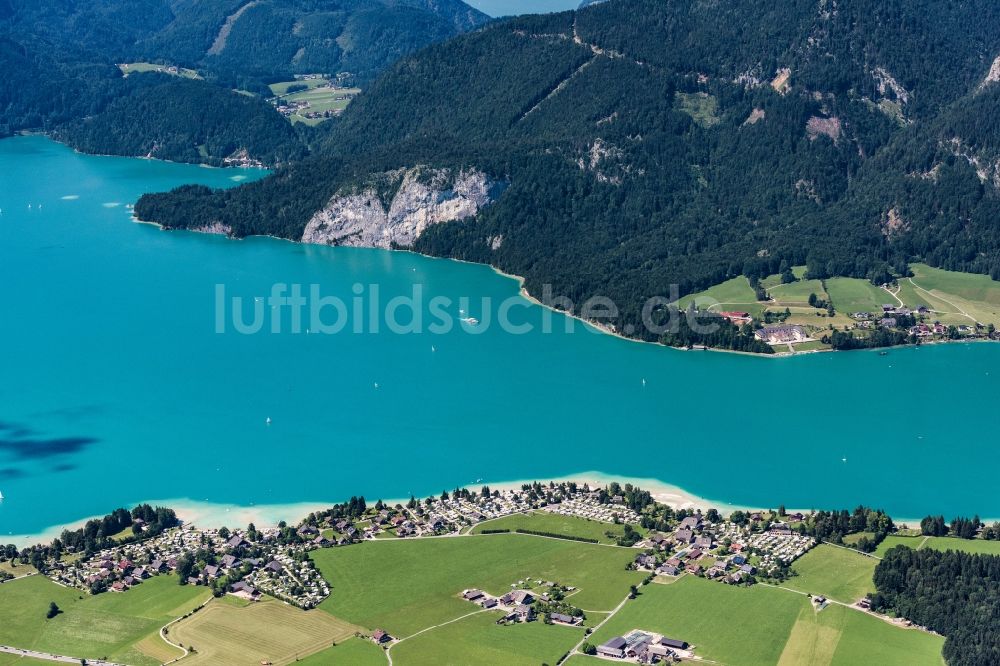 Gschwendt von oben - Dorfkern an den See- Uferbereichen des Wolfgangsees in Gschwendt in Salzburg, Österreich