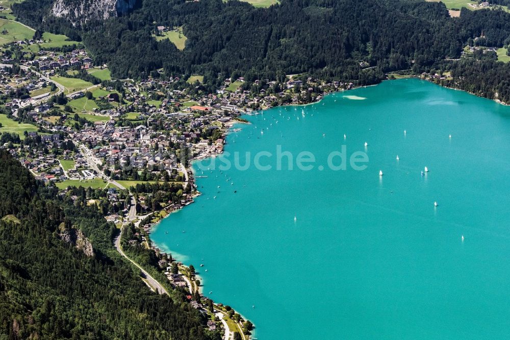 Sankt Gilgen von oben - Dorfkern an den See- Uferbereichen des Wolfgangsees in Sankt Gilgen in Salzburg, Österreich