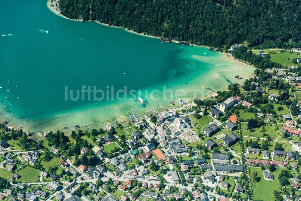 Strobl von oben - Dorfkern an den See- Uferbereichen des Wolfgangsees in Strobl in Salzburg, Österreich