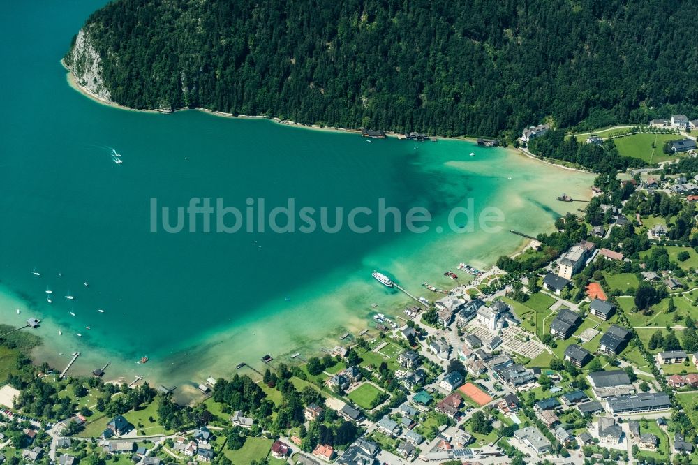 Strobl aus der Vogelperspektive: Dorfkern an den See- Uferbereichen des Wolfgangsees in Strobl in Salzburg, Österreich