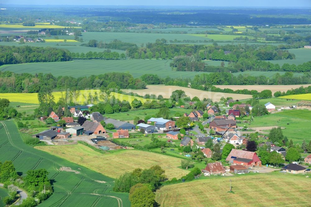 Siebenbäumen aus der Vogelperspektive: Dorfkern in Siebenbäumen im Bundesland Schleswig-Holstein