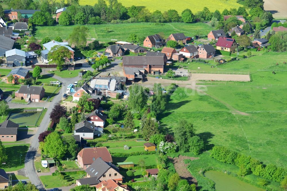 Siebenbäumen aus der Vogelperspektive: Dorfkern in Siebenbäumen im Bundesland Schleswig-Holstein