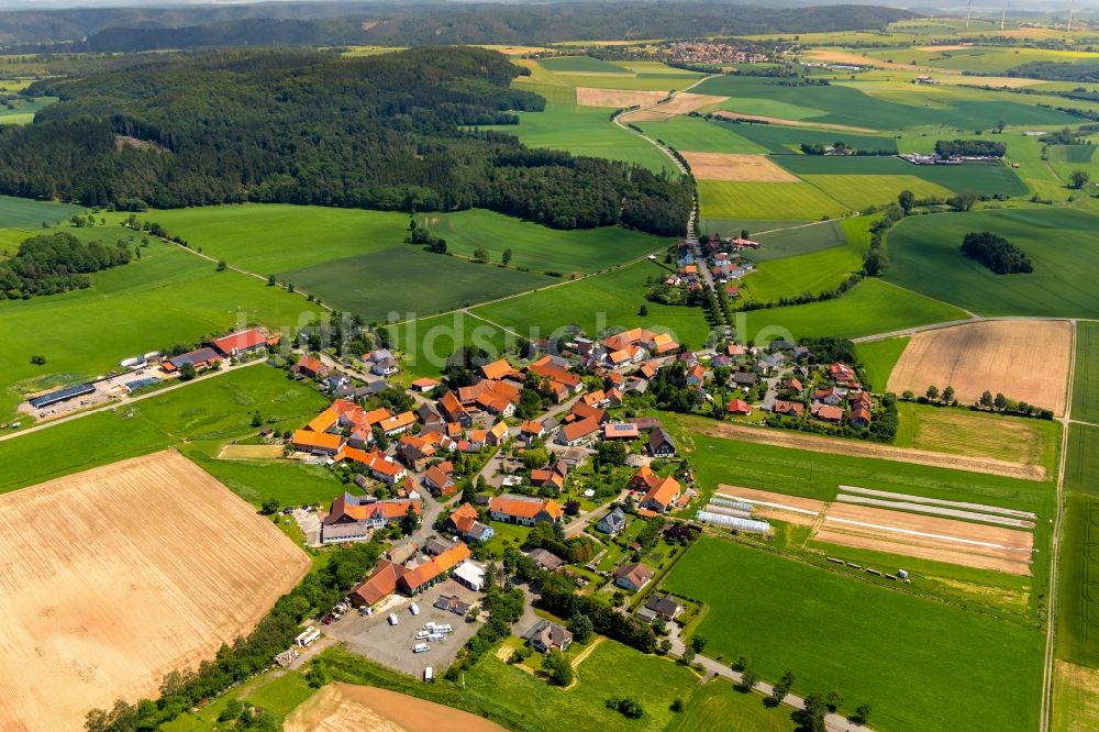 Strothe von oben - Dorfkern in Strothe im Bundesland Hessen, Deutschland