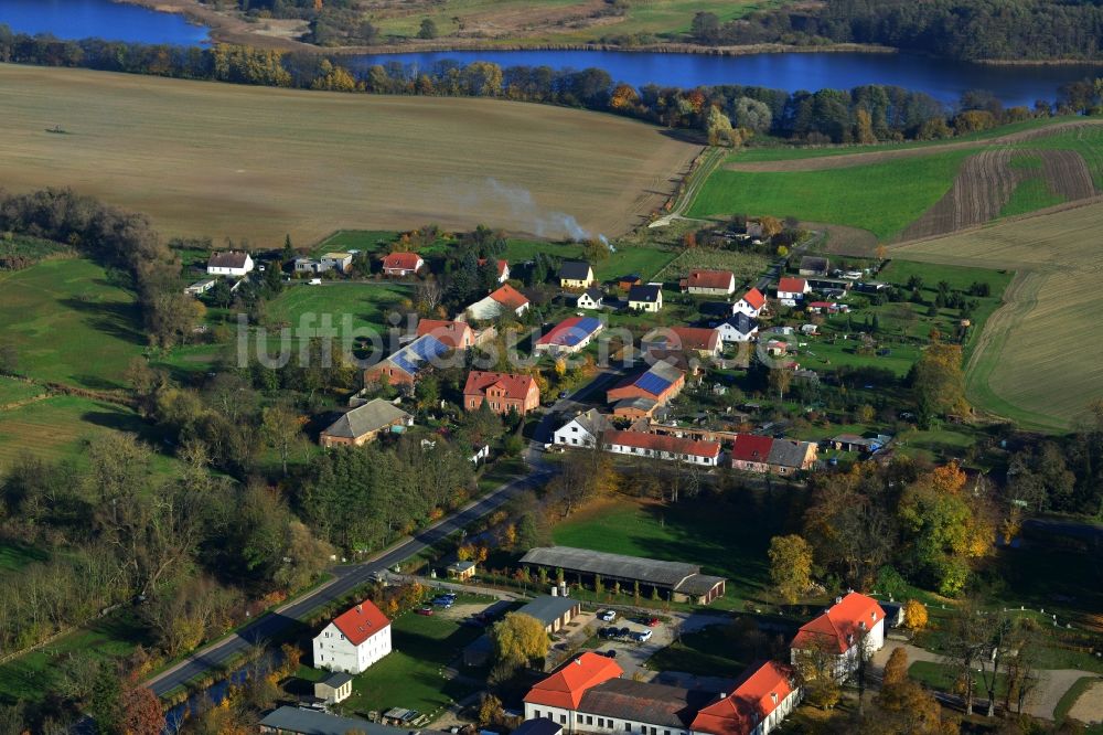 Suckow Flieth-Stegelitz aus der Vogelperspektive: Dorfkern in Suckow Flieth-Stegelitz im Bundesland Brandenburg