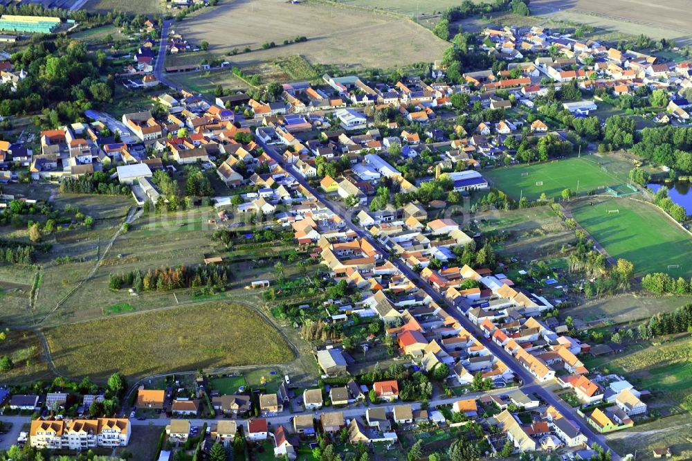 Tucheim aus der Vogelperspektive: Dorfkern in Tucheim im Bundesland Sachsen-Anhalt, Deutschland