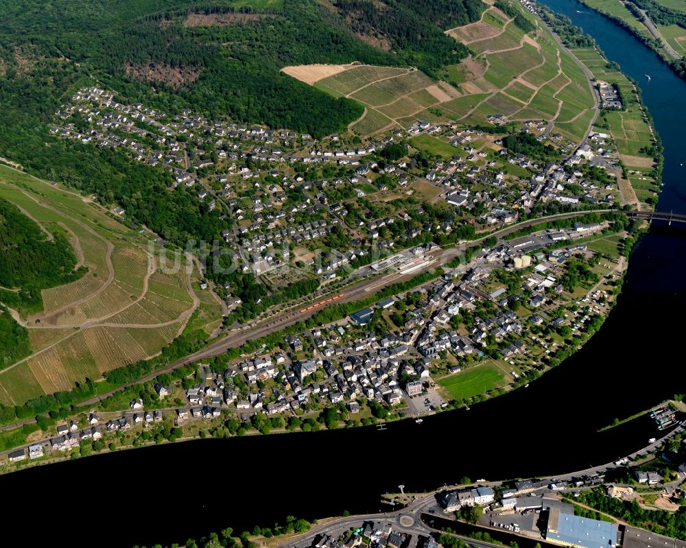 Luftbild Bullay - Dorfkern am Ufer des Flußverlaufes der Mosel in Bullay im Bundesland Rheinland-Pfalz