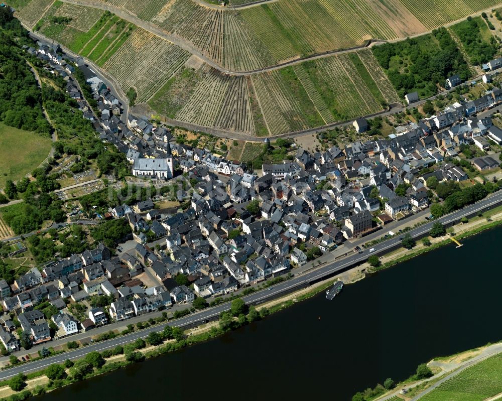 Luftaufnahme Briedel - Dorfkern am Ufer der Mosel in Briedel im Bundesland Rheinland-Pfalz