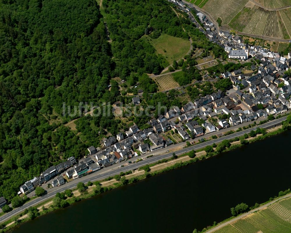 Luftbild Briedel - Dorfkern am Ufer der Mosel in Briedel im Bundesland Rheinland-Pfalz