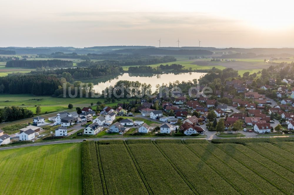 Ruschweiler aus der Vogelperspektive: Dorfkern an den Uferbereichen des Ruschweiler und Volzer See in Ruschweiler im Bundesland Baden-Württemberg, Deutschland