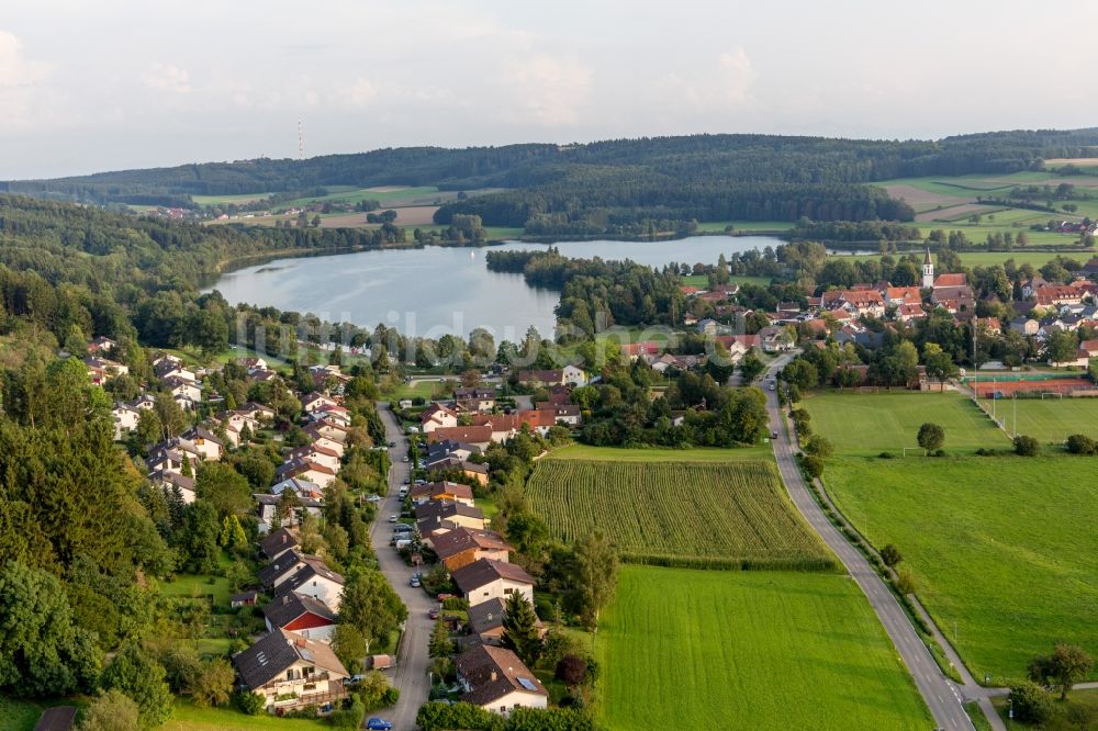 Luftbild Ruschweiler - Dorfkern an den Uferbereichen des Ruschweiler und Volzer See in Ruschweiler im Bundesland Baden-Württemberg, Deutschland