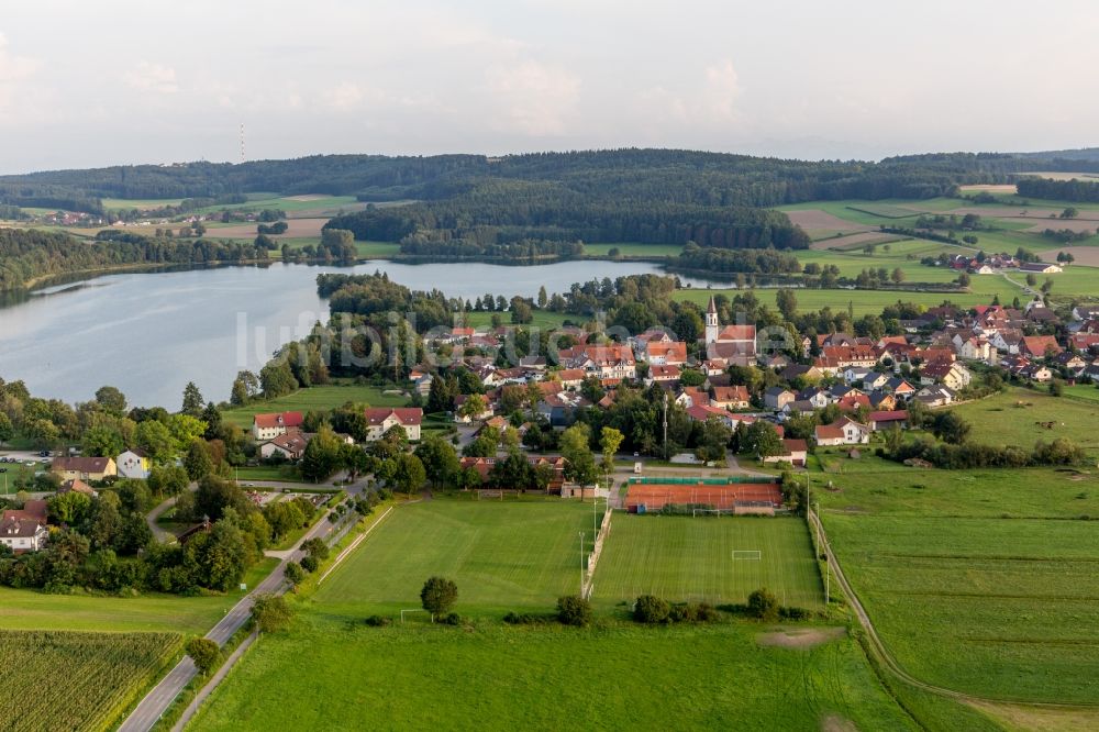 Luftaufnahme Ruschweiler - Dorfkern an den Uferbereichen des Ruschweiler und Volzer See in Ruschweiler im Bundesland Baden-Württemberg, Deutschland