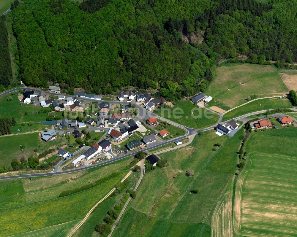 Welschenbach, Oberwelschenbach aus der Vogelperspektive: Dorfkern in Welschenbach, Oberwelschenbach im Bundesland Rheinland-Pfalz