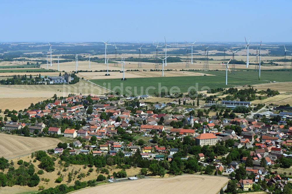 Luftbild Frauenprießnitz - Dorfkern mit Windkraftanlagen am Feldrand in Frauenprießnitz im Bundesland Thüringen, Deutschland