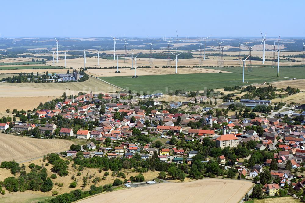 Luftaufnahme Frauenprießnitz - Dorfkern mit Windkraftanlagen am Feldrand in Frauenprießnitz im Bundesland Thüringen, Deutschland