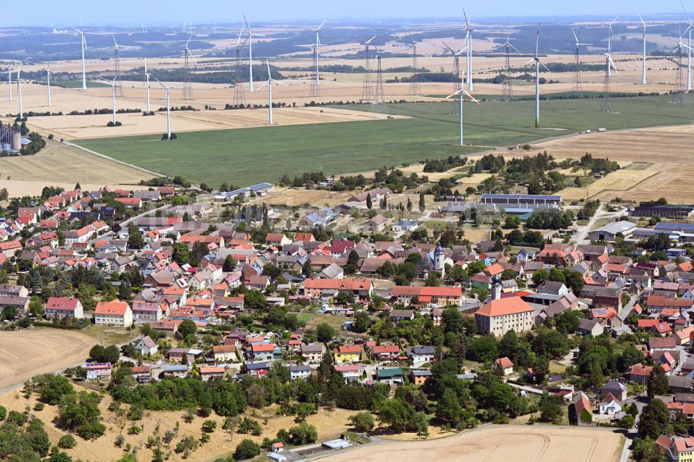 Frauenprießnitz von oben - Dorfkern mit Windkraftanlagen am Feldrand in Frauenprießnitz im Bundesland Thüringen, Deutschland